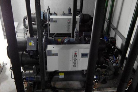 為什么水冷螺桿式冷水機(jī)組中會有污垢沉積？